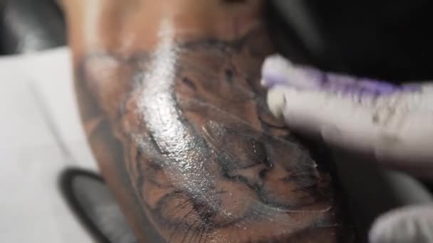 Tatuaje Trabajando Con Cliente Salón — Vídeos de Stock