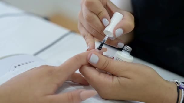 Alto Ângulo Colheita Manicure Feminina Avental Aplicando Polonês Unhas Cliente — Vídeo de Stock