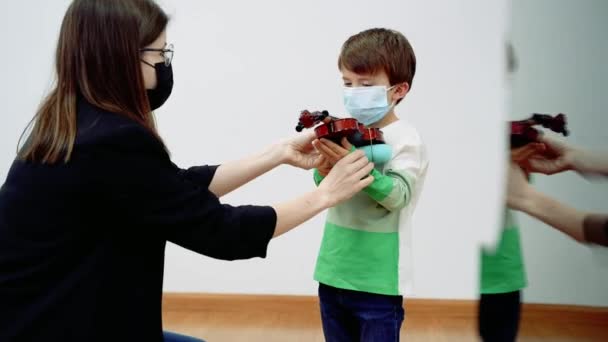 Lehrer Unterrichtet Jungen Beim Geigenspiel Während Einer Unterrichtsstunde — Stockvideo
