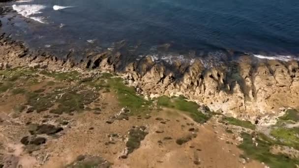 Taş Zirveler Deniz Kıyıları Bulutlu Gökyüzünün Altında Köpüklü Dalgalar — Stok video