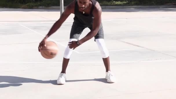 Athlète Masculin Afro Américain Déterminé Jouer Basket Ball Sur Terrain — Video