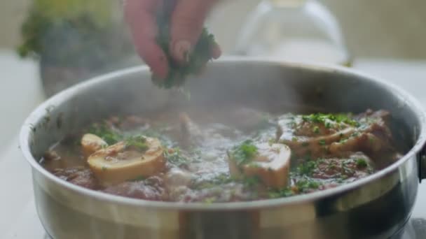 在油锅中加入新鲜切碎的欧芹 用煮沸的小牛肉片 用蔬菜和肉汤烘烤 — 图库视频影像