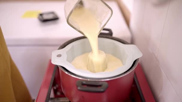 부엌에서 식욕을 돋우는 디저트를 요리하는 스토브에 뜨거운 케이크를위한 실리콘 몰드에 — 비디오