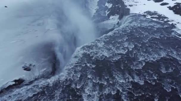 Снимок Дрона Чистого Каскада Падающего Снежной Скалы Холодный Зимний День — стоковое видео