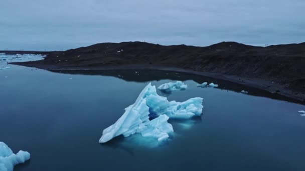 Cima Vista Drone Formações Gelo Nevado Localizado Calma Água Mar — Vídeo de Stock