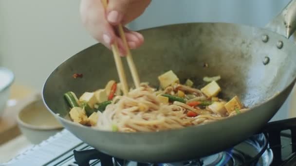 Real Time Van Gewas Gezichtsloze Vrouwelijke Roeren Smakelijke Wok Noedels — Stockvideo
