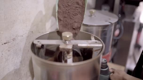 Beskär Oigenkännlig Person Hälla Kakao Pulver Professionell Metall Conching Maskin — Stockvideo