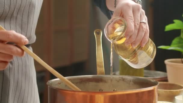 Cultiver Femelle Méconnaissable Ajoutant Vin Blanc Dans Une Casserole Avec — Video