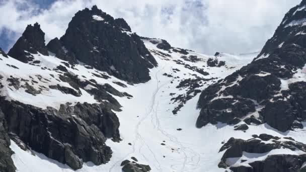 Foto Estática Esquiadores Distantes Deslizándose Por Ladera Nevada Con Rocas — Vídeo de stock