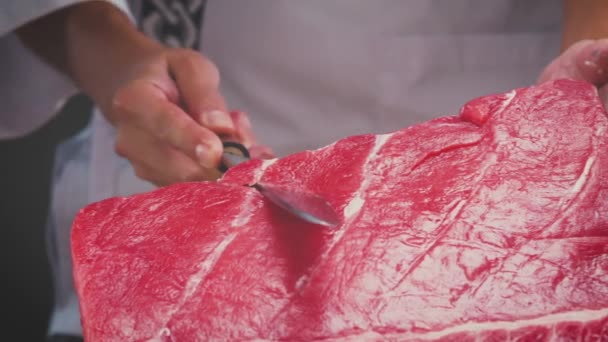 在传统的日本餐馆里 在准备生鱼片的同时 放大了匿名厨师切片生蓝鳍金枪鱼肉的视野 — 图库视频影像