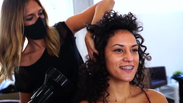 Peluquería Profesional Máscara Protectora Negra Que Hace Peinado Cliente Femenino — Vídeos de Stock