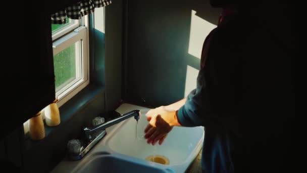 Вид Сбоку Анонимного Мужчину Стоящего Раковины Ванной Моющих Руках — стоковое видео
