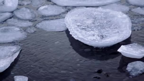 Eis Auf Dem See Mit Wellen Winter — Stockvideo
