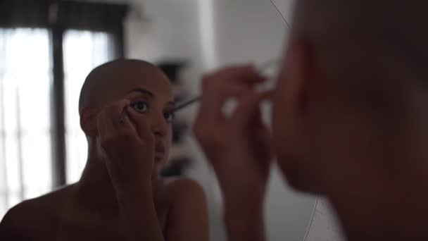 Bakåt Syn Afroamerikansk Kvinna Med Skalligt Huvud Gör Makeup Och — Stockvideo