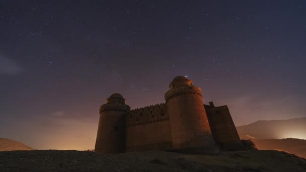 Geceleri Renkli Yıldızlı Gökyüzünün Altındaki Dağda Terk Edilmiş Antik Sarayın — Stok video