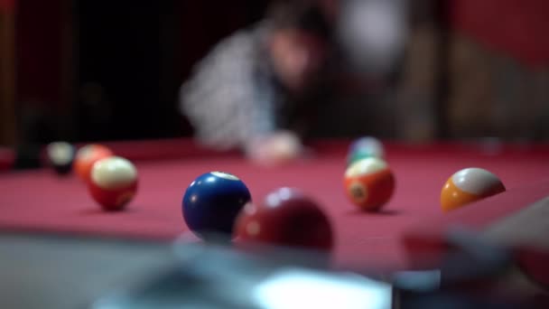Oigenkännlig Pojkvän Slå Bollen När Spelar Pool Med Flickvän Dricka — Stockvideo