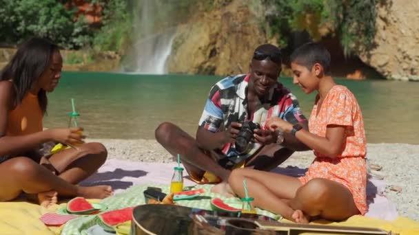 Afrika Kökenli Amerikalı Bir Adam Yazın Şelaleyle Göl Kıyısında Otururken — Stok video