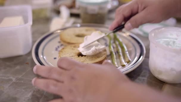 Cozinheiro Fêmea Irreconhecível Esfregando Queijo Creme Fresco Metade Pão Servido — Vídeo de Stock