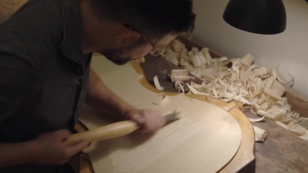 Fókuszált Kézműves Szemüvegben Munkapadon Hegedűt Készít — Stock videók