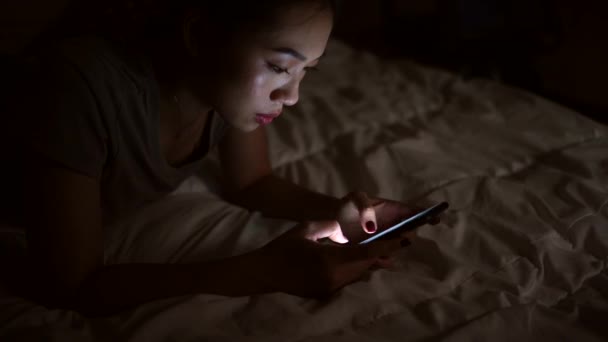 Asiatisk Kvinna Liggande Säng Med Hjälp Smartphone Hemma — Stockvideo