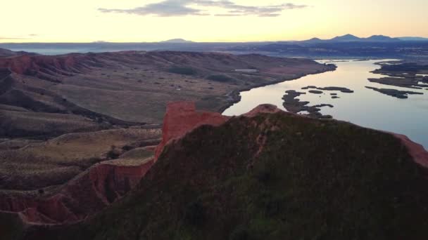 Зверху Мальовничі Пейзажі Водосховища Оточені Горами Під Час Заходу Сонця — стокове відео
