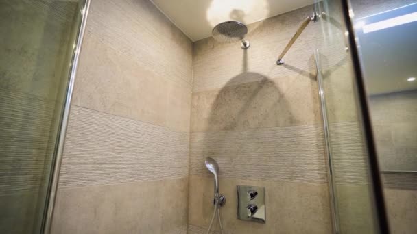 Duschkabine Mit Ockerfarbenen Wänden Modernen Badezimmer Minimalistischen Stil — Stockvideo