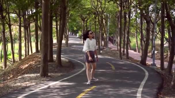 Kaygısız Güneş Gözlüklü Tanya Shen Green Bikeway Eğlenirken Gülümseyen Kameraya — Stok video