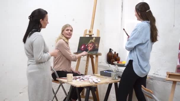 Jonge Vrouwen Schilderen Kunststudio Mooie Vrouw Studeert Aan Academie — Stockvideo