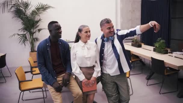사무실에서 테이블에서 비즈니스 프로젝트에 셀카를 긍정적인 다인종 동료의 — 비디오