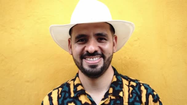 Портрет Улыбающийся Латиноамериканец Бородой Белой Шляпе Красочной Рубашкой Стоящей Ярко — стоковое видео