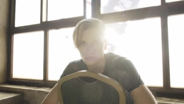 Привлекательный Модный Вдумчивый Молодой Блондин Сидящий Кресле Возле Больших Окон — стоковое видео