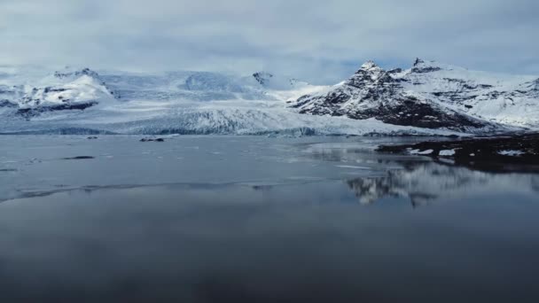 Impresionante Paisaje Montañas Rocosas Cubiertas Nieve Cerca Del Lago Congelado — Vídeo de stock