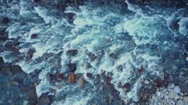 Drohnen Ansicht Des Wilden Schnellen Flusses Mit Felsigem Ufer Der — Stockvideo