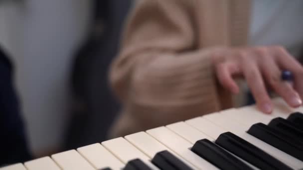 Crop Músico Femenino Tocando Piano Eléctrico Componiendo Música Estudio Casero — Vídeo de stock
