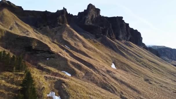 Εκπληκτική Εναέρια Άποψη Του Βουνού Κορυφογραμμή Μπαλώματα Του Χιονιού Στην — Αρχείο Βίντεο