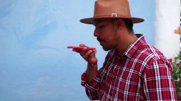 Hombre Hispano Contento Con Camisa Cuadros Sombrero Sonriente Enviando Nota — Vídeos de Stock