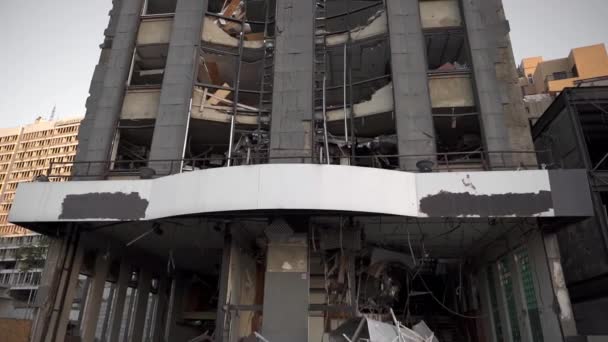 シャビーは 破壊された金属の構造と日光のレバノンの天候の壁で多層ビルを放棄した — ストック動画