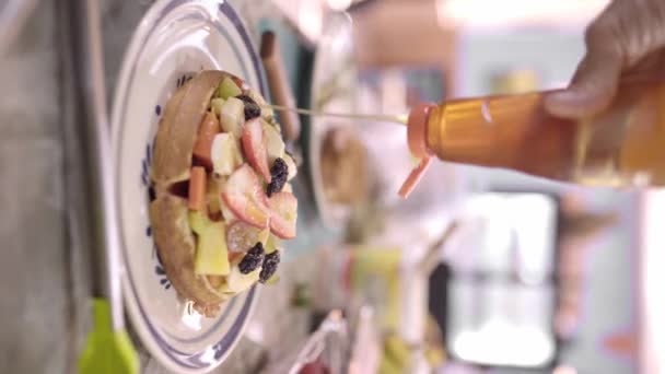 Cultivar Cozinheiro Irreconhecível Adicionando Mel Waffles Apetitosos Com Frutas Sortidas — Vídeo de Stock
