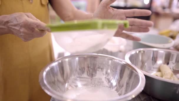 Anonim Orta Yaşlı Kadın Eleme Hamuru Hazırlarken Mutfağında Yemek Pişirirken — Stok video