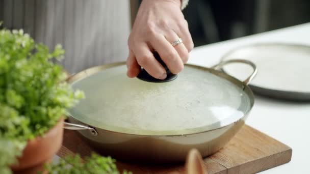 Simsiz Bir Aşçının Ahşap Kesme Tahtasına Tava Koymasını Peynirli Pilavı — Stok video