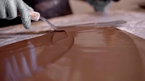 Desde Arriba Cosecha Artesano Anónimo Guantes Chocolate Templado Con Pistola — Vídeo de stock