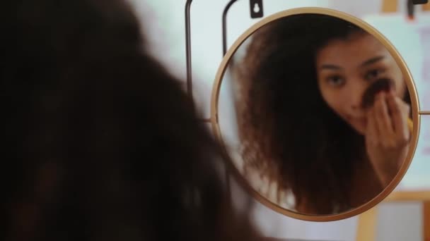 Jeune Femme Ethnique Aux Cheveux Bouclés Appliquant Fard Joues Palette — Video