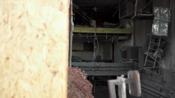 Shabby Verlaten Multistory Gebouw Met Vernielde Metalen Constructies Verweerde Muren — Stockvideo