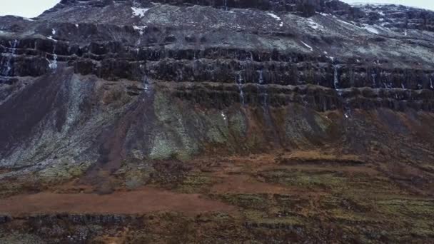 在冰岛寒冷的冬日 高山在多云的天空中的不均匀坡度的无人机图像 — 图库视频影像