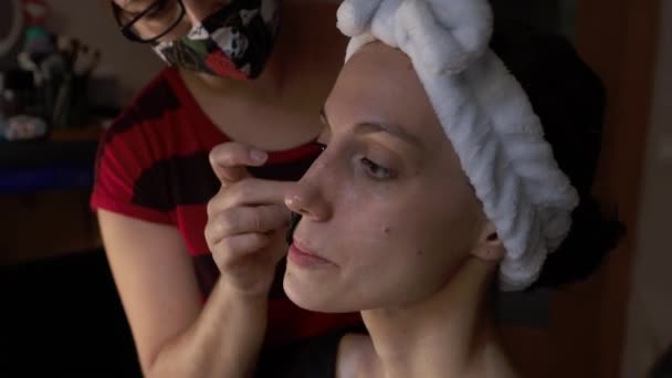 Makyaj Yaptıran Kadın Güzellik Salonuna Başvuruyor — Stok video