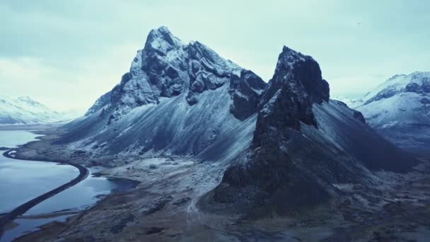 Άποψη Των Κορυφών Χιονισμένο Βουνό Κορυφογραμμή Που Βρίσκεται Κατά Συννεφιασμένο — Αρχείο Βίντεο