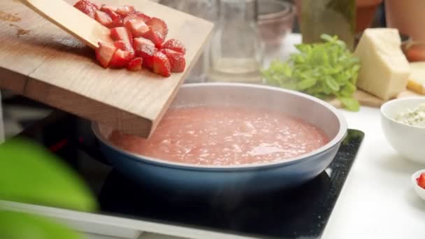Μαγειρεύω Βάζοντας Φέτες Φράουλες Τηγάνι Στο Φούρνο Και Ανάμειξη Σπάτουλα — Αρχείο Βίντεο