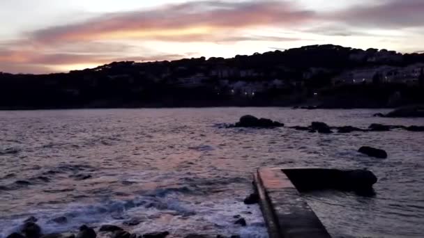 日没の光の中で狭い桟橋泡立つ波に囲まれて — ストック動画