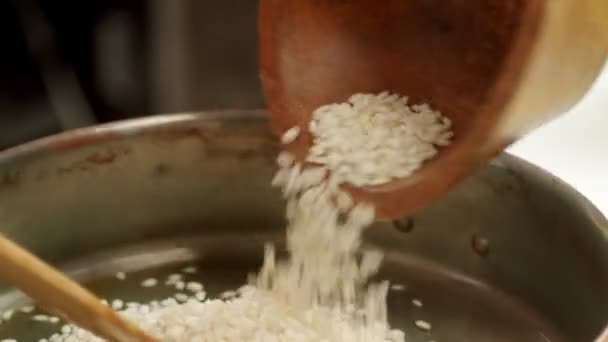 Küchenchef Entleert Schüssel Mit Rohem Reis Pfanne Auf Tisch Und — Stockvideo