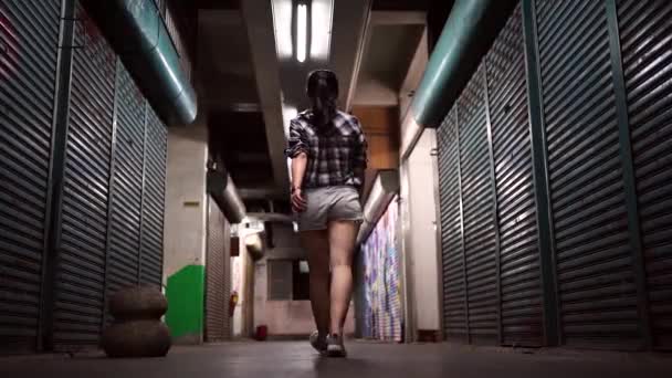 Ung Etnisk Kvinna Går Underjordisk Korridor — Stockvideo